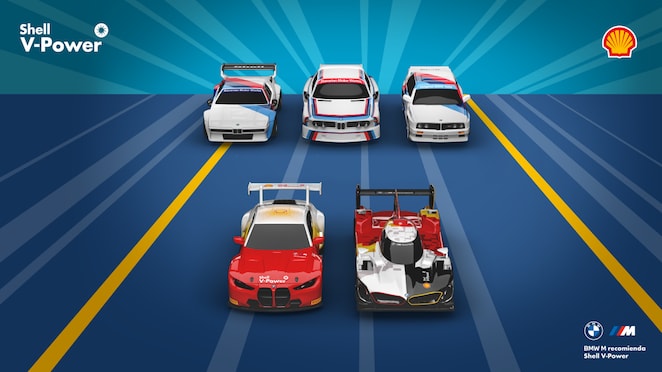 Carros BMW M en miniatura sobre una pista azul con líneas amarillas en perspectiva. Destacan BMW LMDh y BMW M4 GT3 (versiones Inception y Sunburst en rojo Shell), acompañados de los clásicos BMW M1, BMW 3.0 CSL y BMW M3. Se observan los logos de Shell V-Power y BMW M, y el mensaje ‘BMW M recomienda Shell V- Power’.