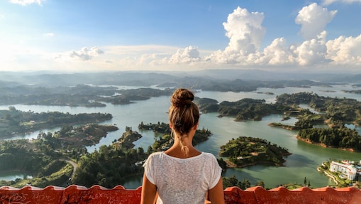 Mujer observando el paisaje desde las alturas