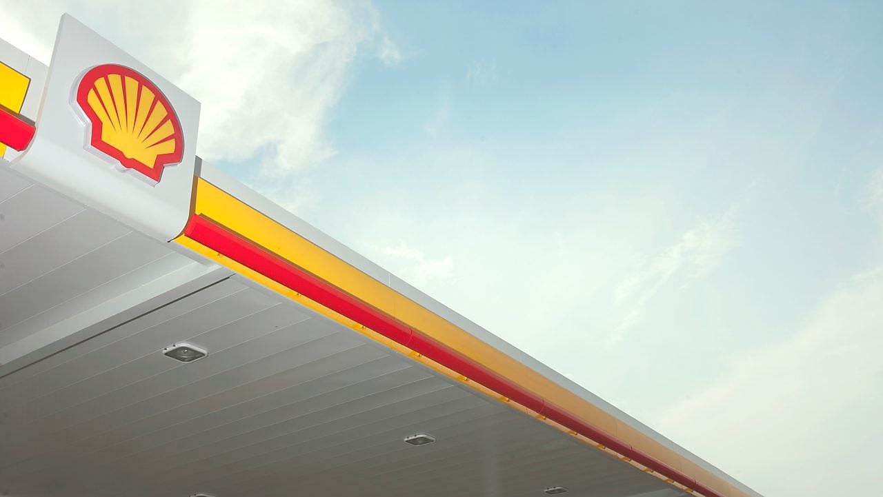 El símbolo de Shell en una estación de servicio minorista