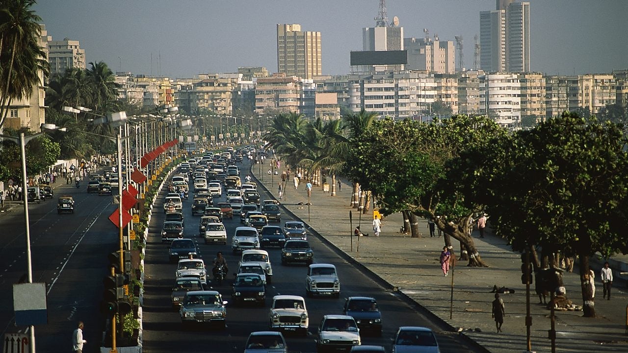 Congestión de tráfico en Marine Drive en Bombay, India