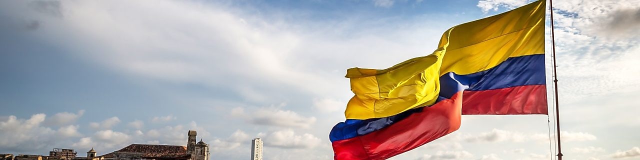 Tres empleados revisando planos