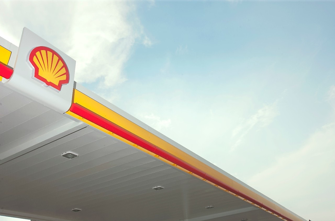 El símbolo de Shell en una estación de servicio minorista