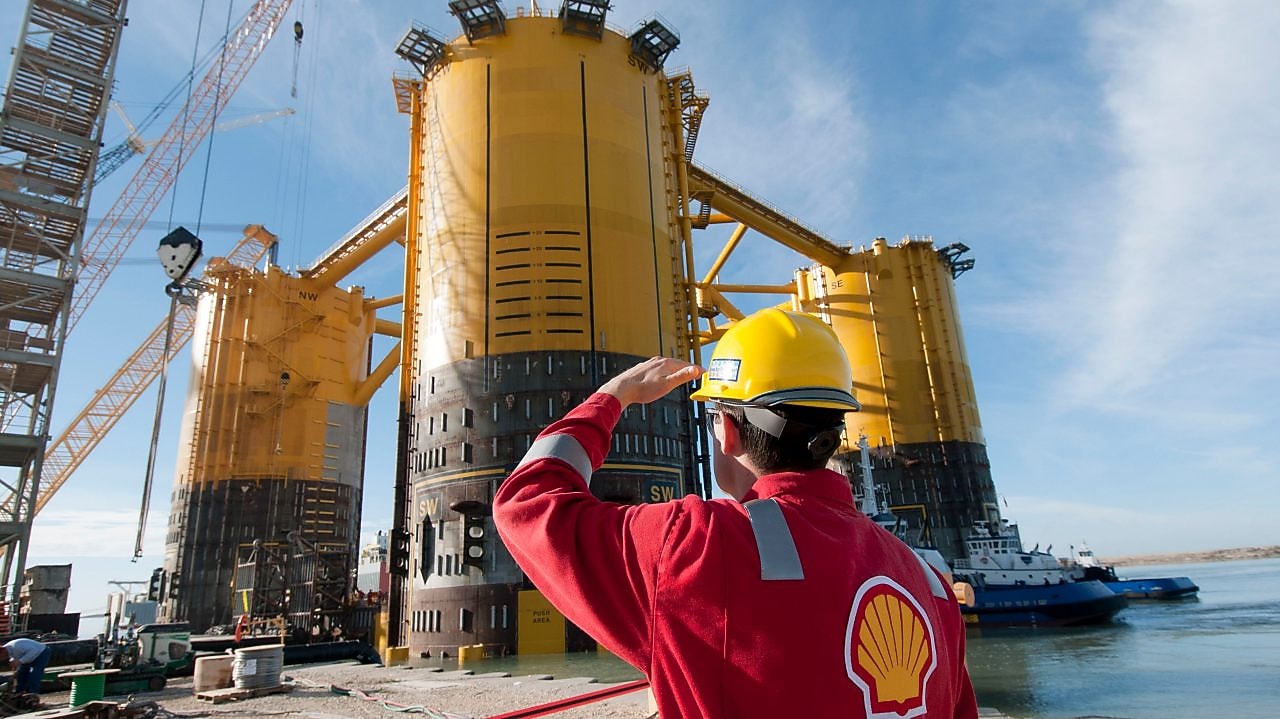 Ingeniero observando una plataforma en construcción