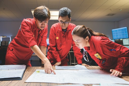 Tres empleados revisando planos