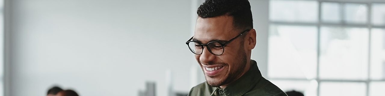 Joven hombre utilizando un tablet