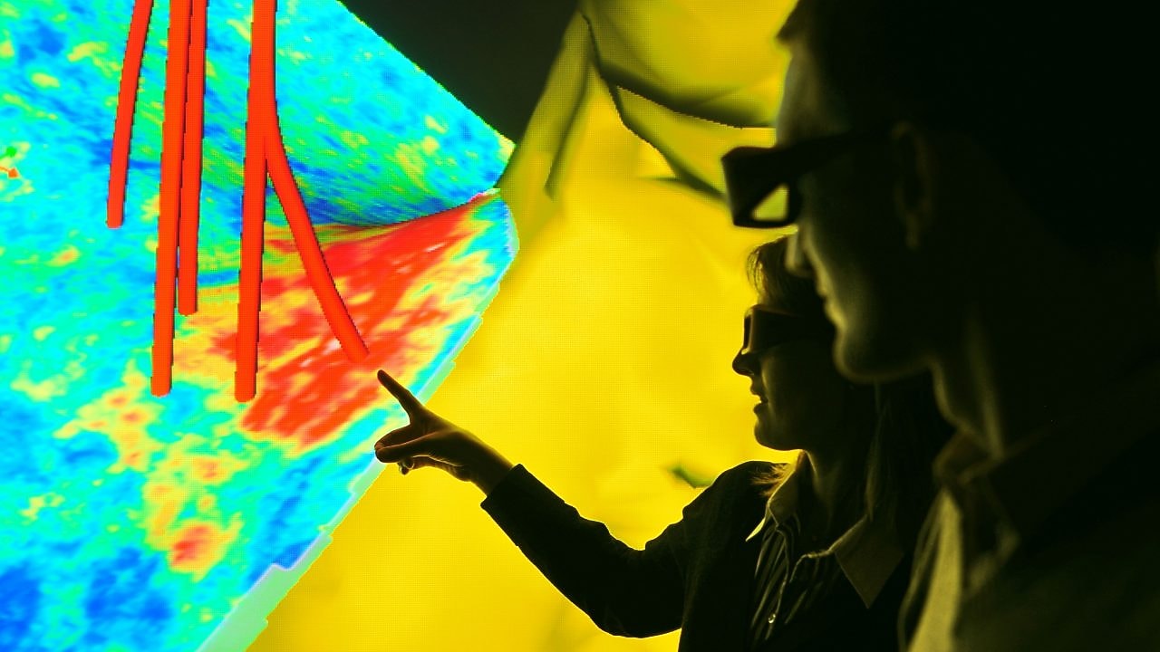 Imagen sísmica con trayectorias de sondeos donde se muestra cómo se pueden integrar datos del subsuelo obtenidos de distintas fuentes