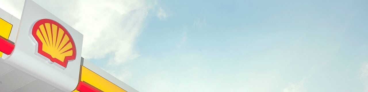 El símbolo de Shell en una estación de servicio minorista