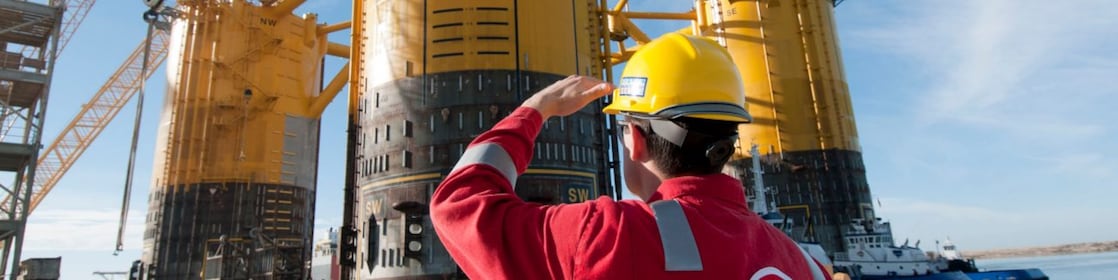 Ingeniero observando una plataforma en construcción