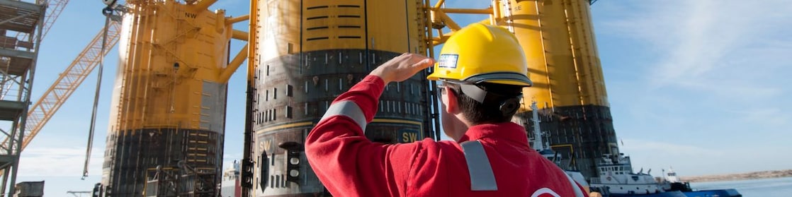 Ingeniero observando una plataforma en construcción