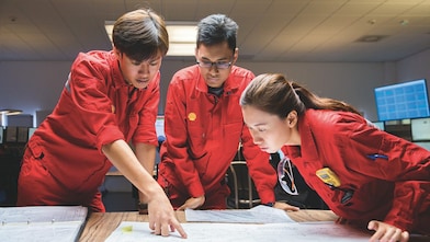 Tres empleados revisando planos