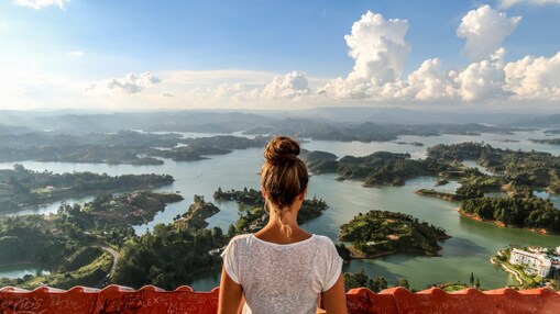 Mujer observando el paisaje desde las alturas