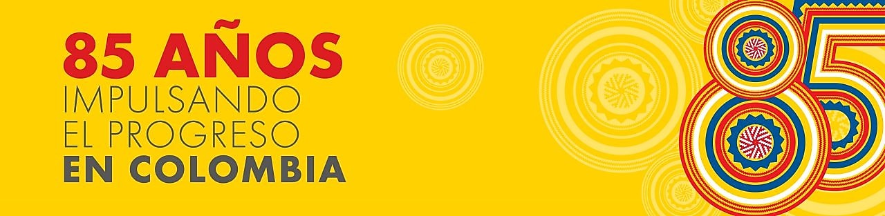 La imagen representa la identidad visual creada para celebrar el 85 aniversario de la presencia de Shell en Colombia. El texto en el fondo amarillo dice: “85 años impulsando el progreso en Colombia”, seguido por los cuatro iconos que representan los pilares de la estrategia de Shell “Impulsando el Progreso”: En la derecha, una representación artística del número 85 connotando los tradicionales sombreros vueltiaos de Colombia en rojo, blanco, amarillo y azul.