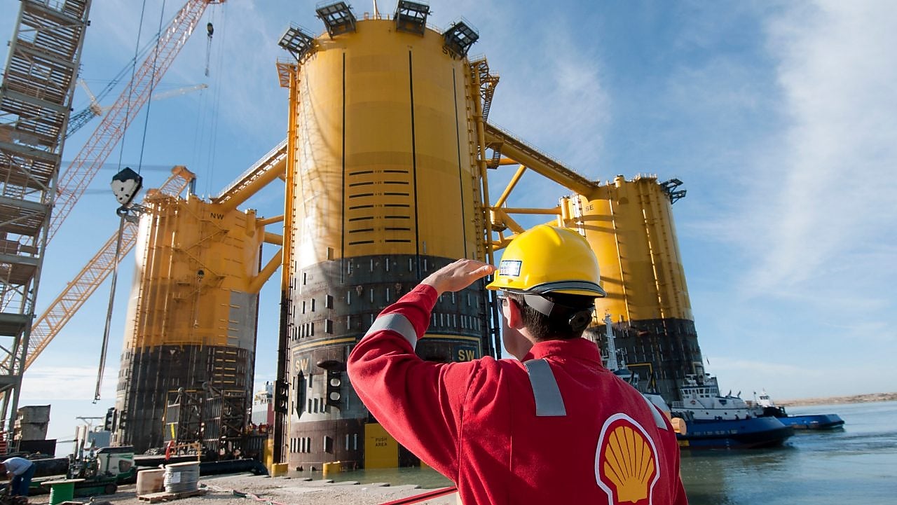 Ingeniero observando una plataforma en construcción
