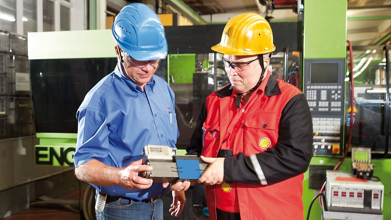 operarios conversando en el taller