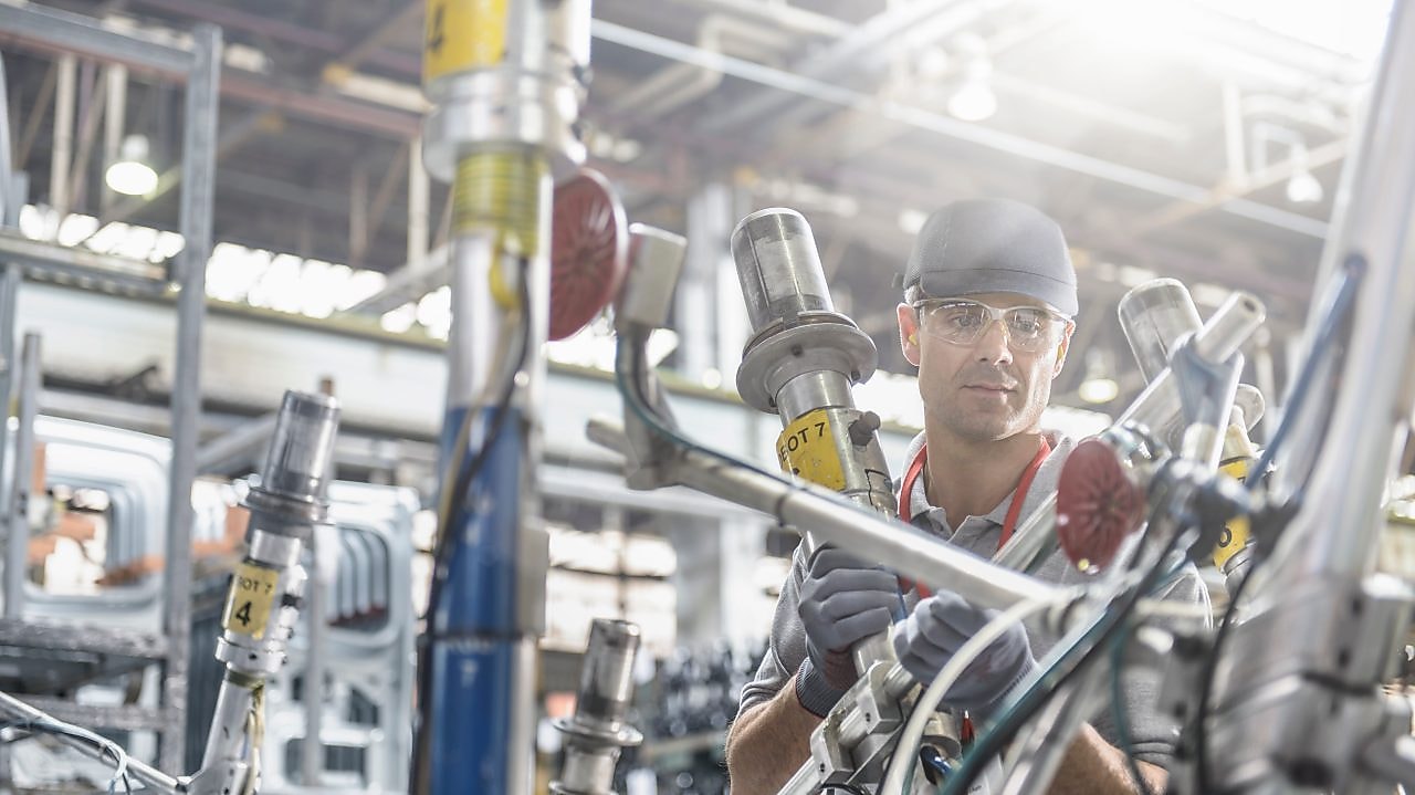 Ingeniero trabajando con lubricantes Shell