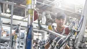 Ingeniero trabajando con lubricantes Shell