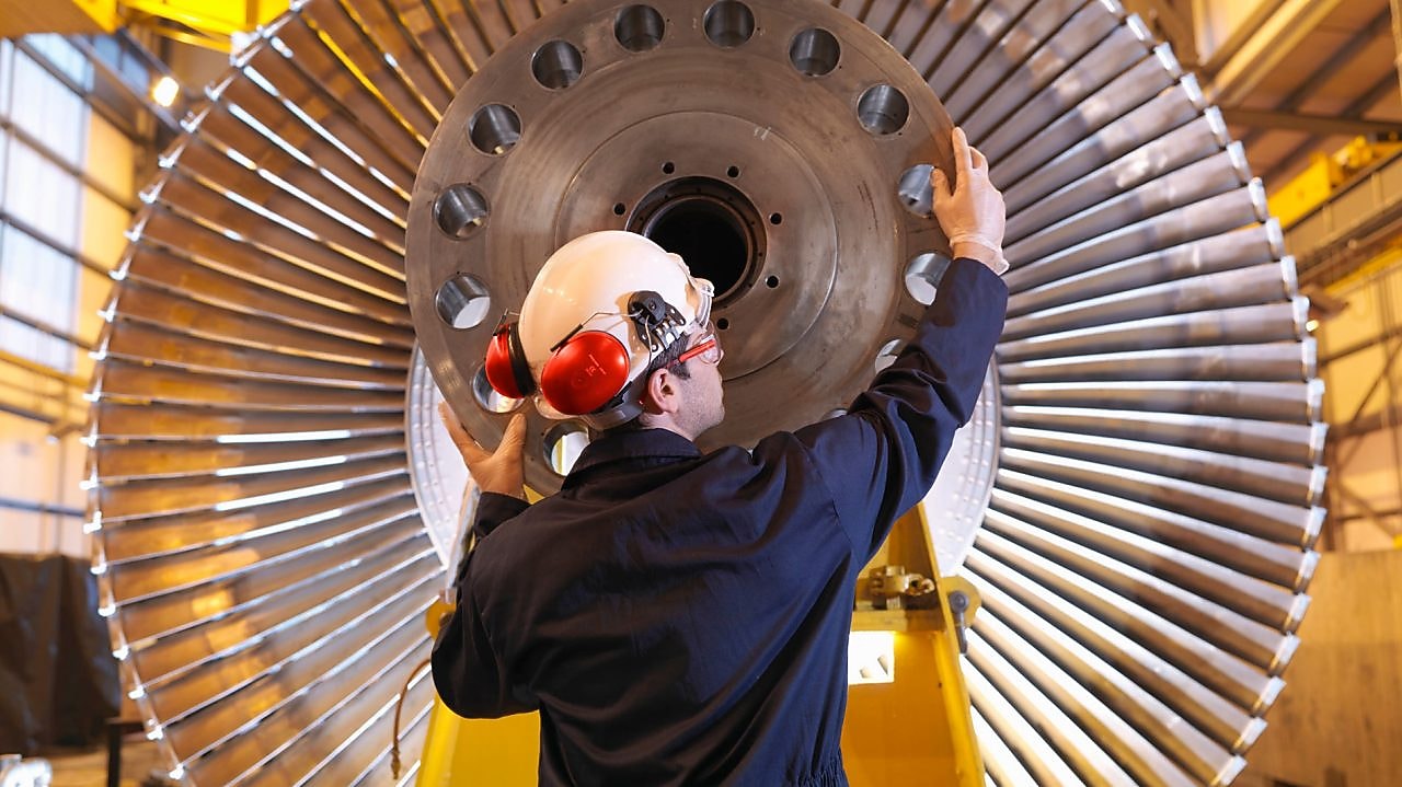hombre calibrando un ventilador