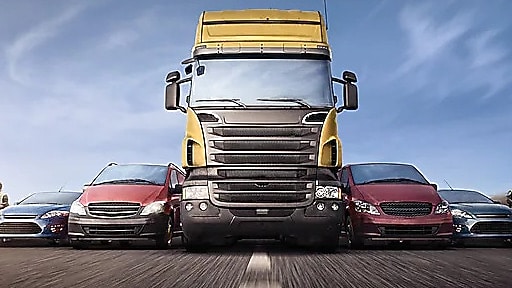 Motocicletas, autos y camiones en la ruta