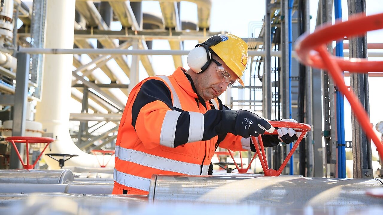 Ingeniero de Shell trabajando en una planta de gas