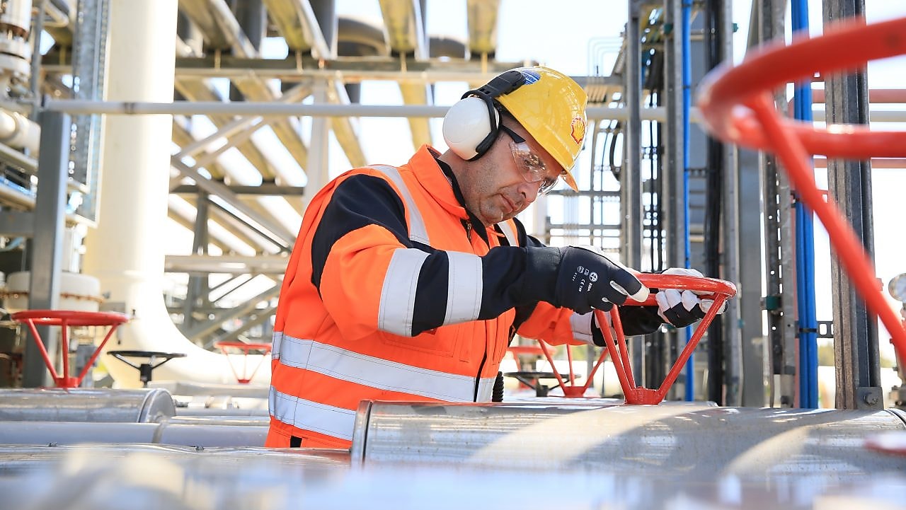 Ingeniero trabajando en un gaseoducto