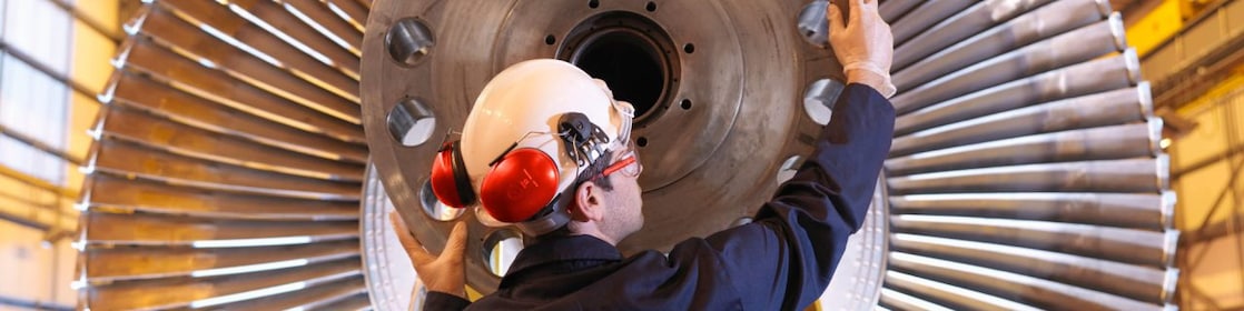 hombre calibrando un ventilador