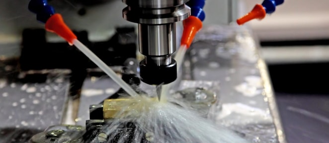 Se trabaja con un taladro de aceite mientras se le bombea agua para ayudar a enfriarlo