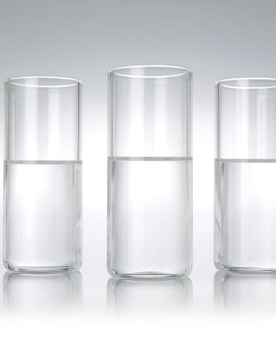 Cinco vasos de precipitado en fila con un líquido transparente en cada uno