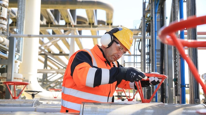 Ingeniero de Shell trabajando en una planta de gas