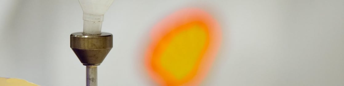 Un científico de Shell vierte líquido en un embudo de plástico en un laboratorio