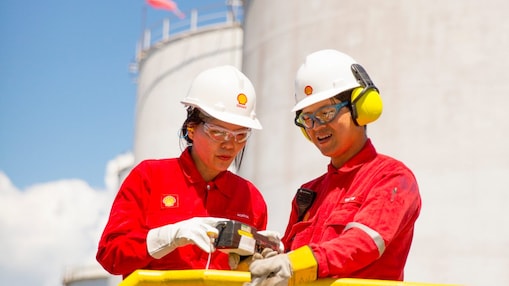 trabajador con un casco trabajando