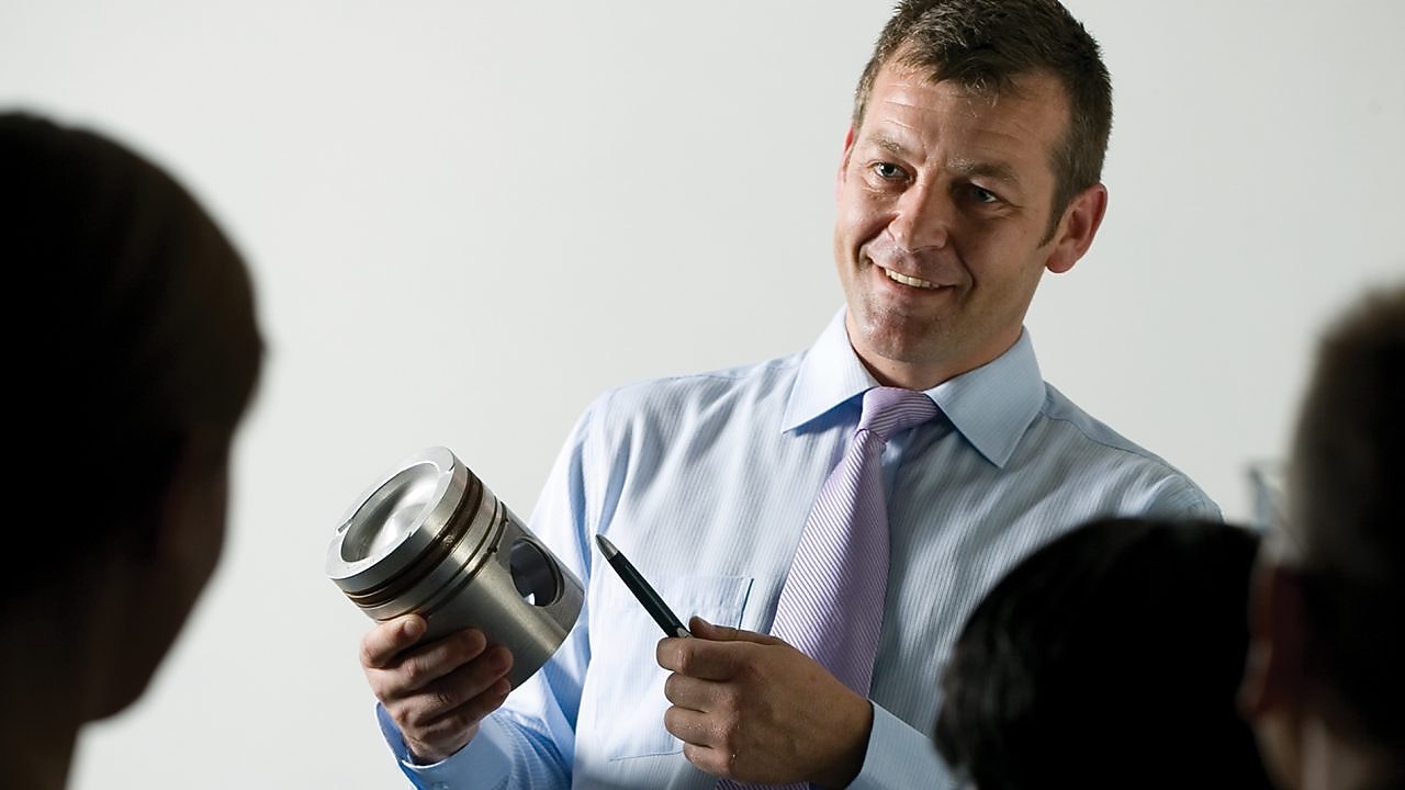 hombre haciendo una presentación en una reunión