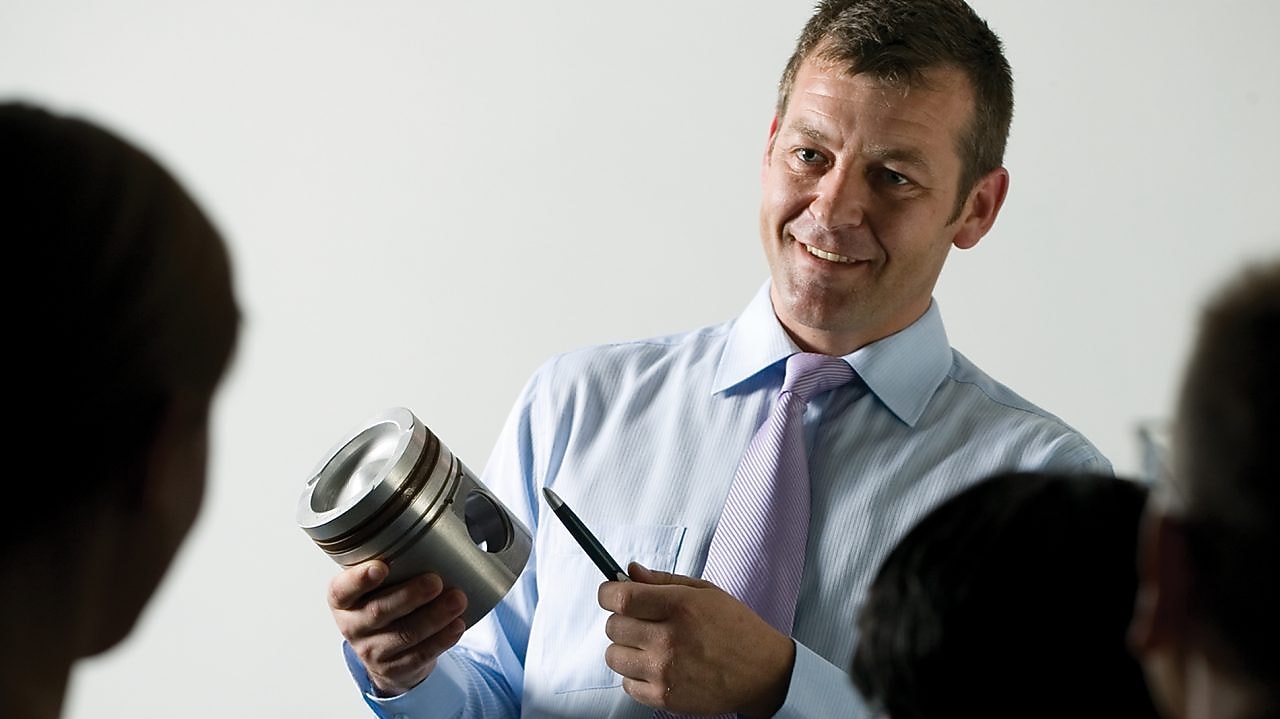 hombre haciendo una presentación en una reunión