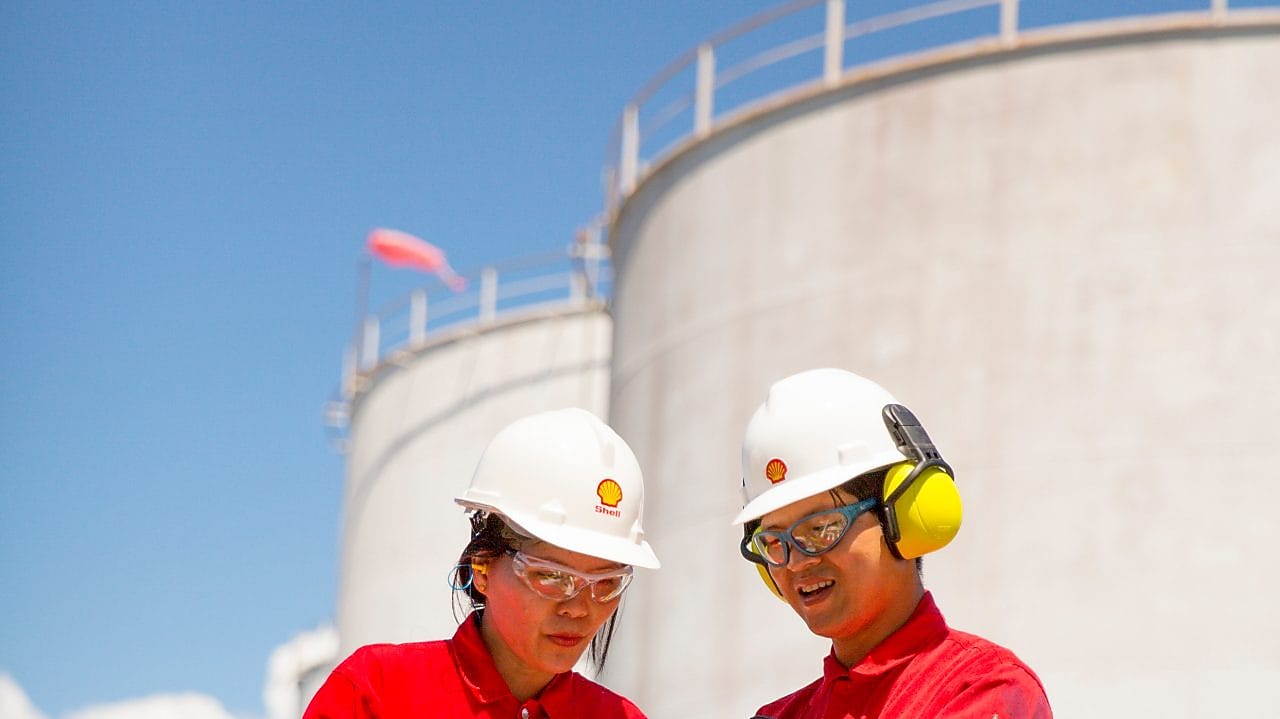 trabajador con un casco trabajando