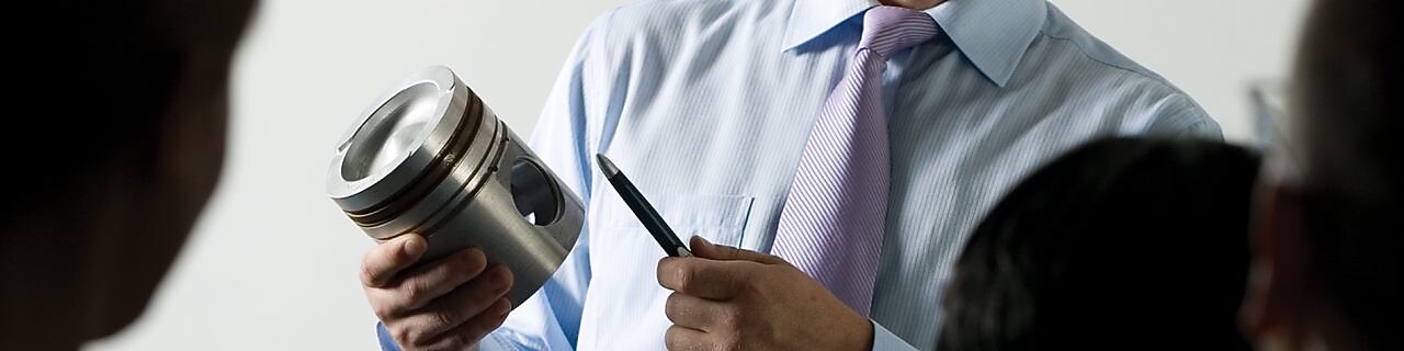 hombre haciendo una presentación en una reunión