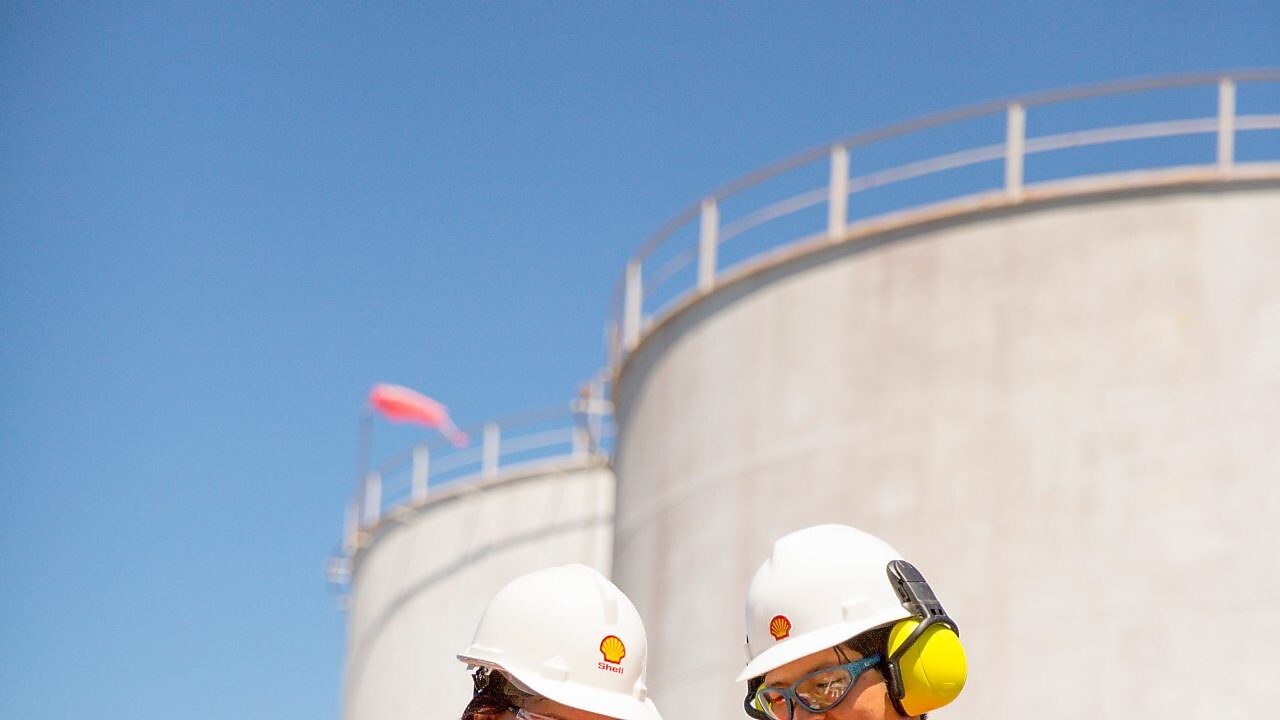 trabajador en la planta