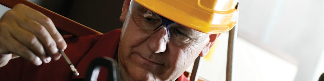 trabajador de shell con su casco