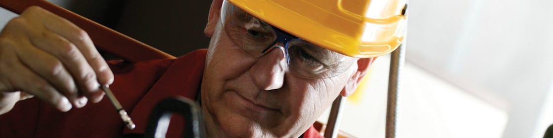 trabajador de shell con su casco