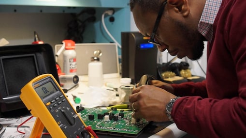 Ingenieros de Shell TechWorks manos a la obra en un grupo de trabajo