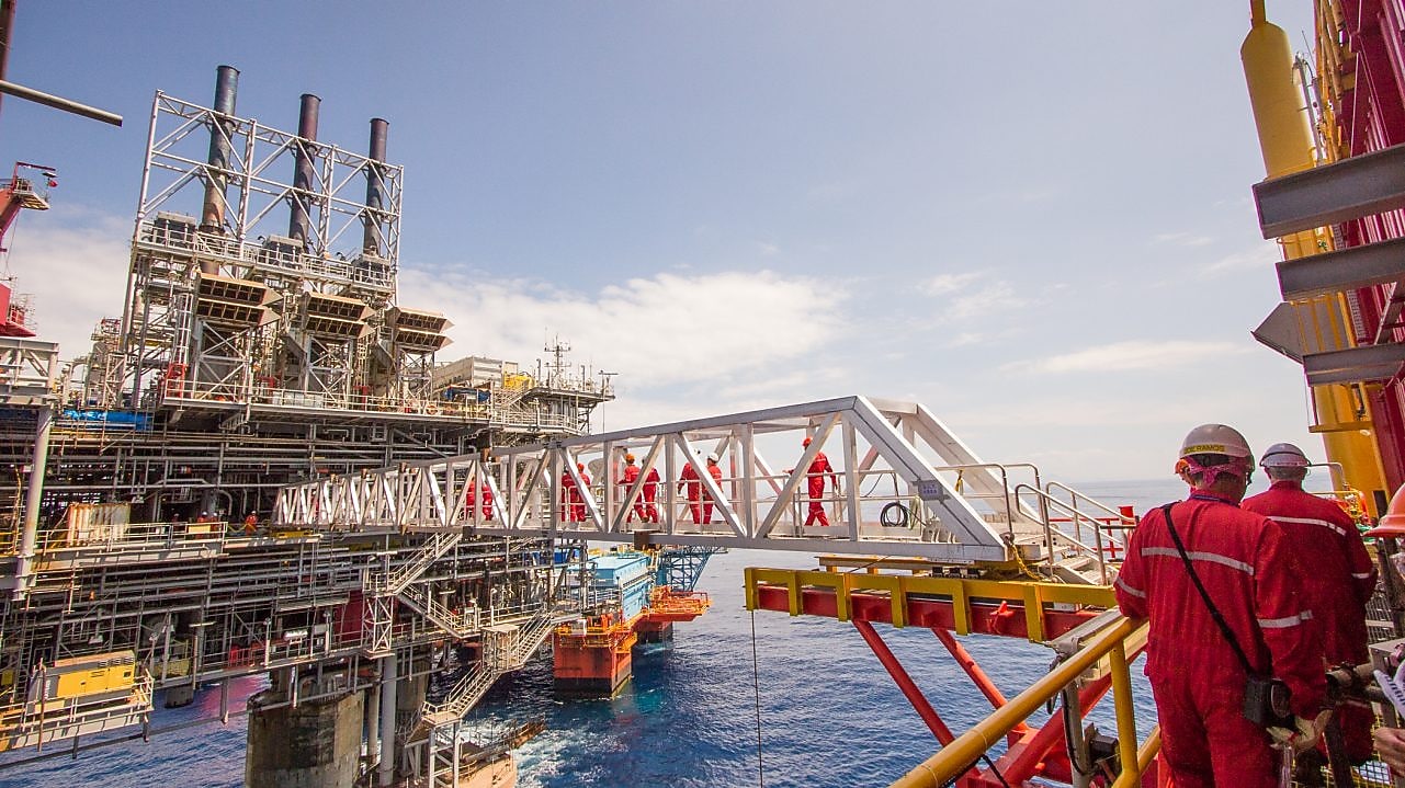 Trabajadores pasan a una nueva plataforma desarrollada junto al proyecto existente en aguas profundas de Malampaya