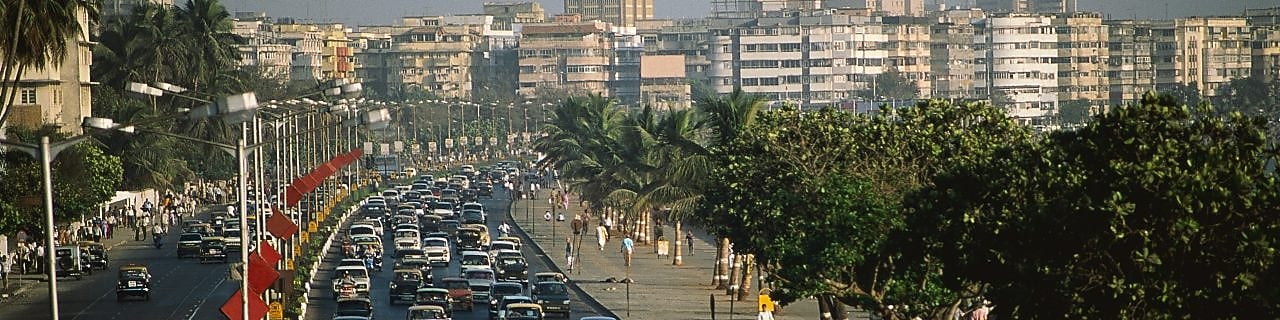 Congestión de tráfico en Marine Drive en Bombay, India