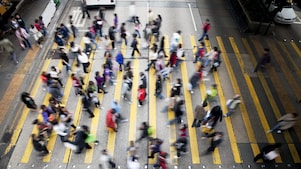Personas cruzando una calle llena de gente en Hong Kong