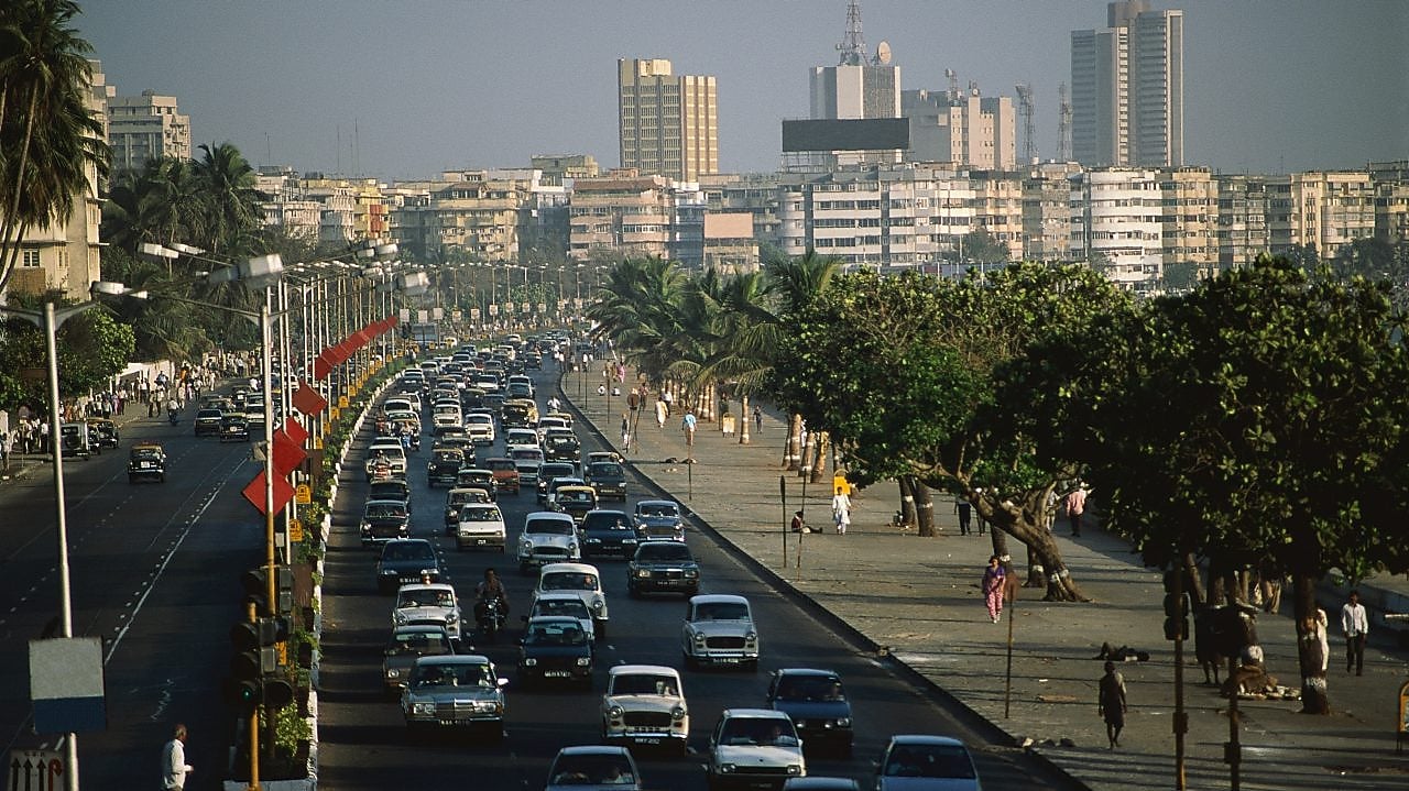 Congestión de tráfico en Marine Drive en Bombay, India