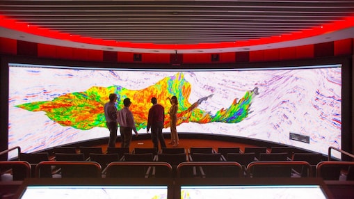 Personas estudiando un modelo del subsuelo