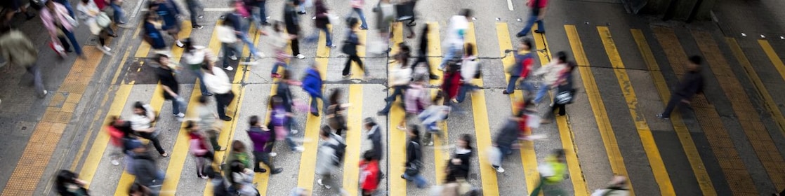 Personas cruzando una calle llena de gente en Hong Kong