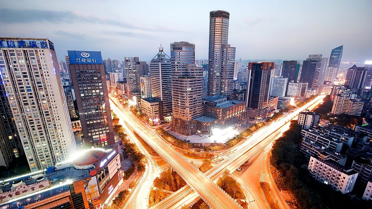 Rascacielos urbanos iluminados al crepúsculo