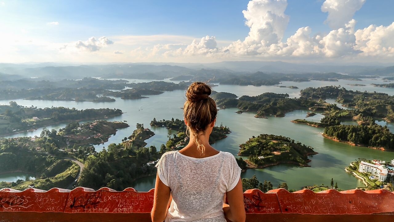 Mujer observando el paisaje desde las alturas