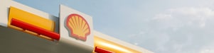 Logo de Shell con el cielo azul y las nubes