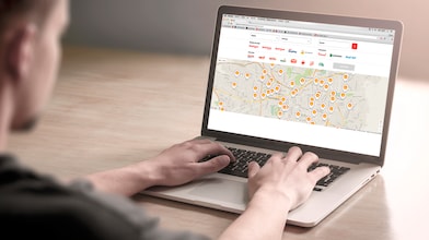 Hombre mirando um mapa de lugares para hacer cambio de aceite