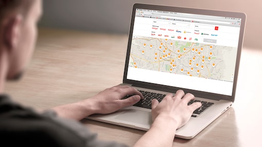 Hombre mirando um mapa de lugares para hacer cambio de aceite