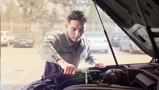 Mecánico reparando un coche